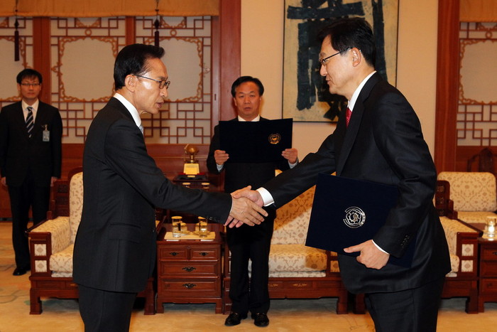 ▲ 이명박 대통령이 17일 청와대에서 홍석우 신임 지식경제부 장관에게 임명장을 수여한 뒤 악수하고 있다.ⓒ청와대