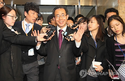 ▲ 민주당이 의원총회를 통해 한미 FTA 비준안 처리 거부 입장을 당론으로 정한 16일 오후 협상파로 꼽히는 김성곤 의원이 회의장을 나서며 취재진에 둘러싸여 질문을 받고 있다. ⓒ 연합뉴스