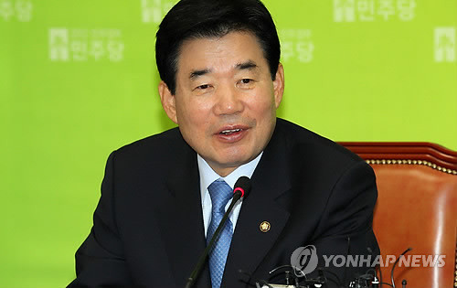 ▲ 민주당 김진표 원내대표가 17일 오전 국회에서 열린 고위정책회의에서 모두발언을 하고 있다.   김 원내대표는 모두발언에서 한미 자유무역협정(FTA) 비준안 처리와 관련해 "지금까지 우여곡절을 겪으면서 대화와 타협을 이뤄왔는데 국회를 파국으로 몰아가는 어리석은 선택을 하지 말기를 바란다"고 밝혔다. ⓒ 연합뉴스