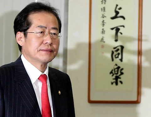 ▲ 한나라당 홍준표 대표가 17일 국회에서 열린 최고위원회의장으로 들어서고 있다. ⓒ연합뉴스