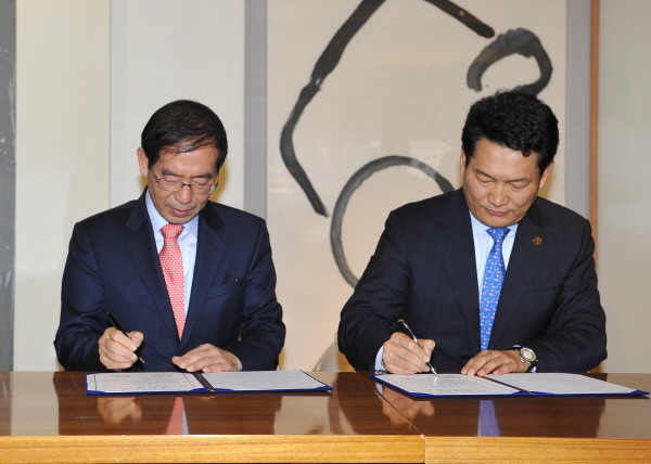 ▲ 17일 송영길 인천시장이 박원순 서울시장과 만나 양 시간 상생발전 공동합의문을 작성하고 있다. ⓒ 뉴데일리