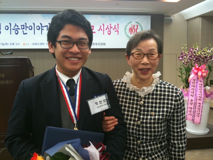 ▲ '건국대통령 이승만 이야기' 독후감 시상식을 2년째 연 김길자 대한민국 사랑회 회장과 대상을 수상한 정헌민군ⓒ뉴데일리
