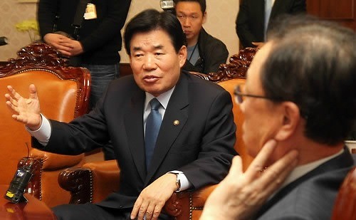 ▲ 박희태 국회의장이 17일 오후 국회의장실에서 한나라당 황우여, 민주당 김진표 원내대표와 한-미 FTA 비준안 처리와 관련해 의견을 나누고 있다. ⓒ연합뉴스