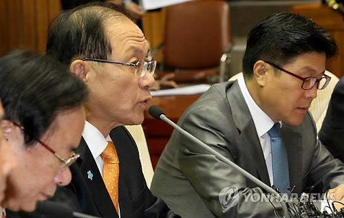 ▲ 한나라당 황우여 원내대표가 18일 국회에서 열린 주요당직자회의에서 어제 의원총회에서 한-미 FTA 처리방침을 설명하고 있다. ⓒ연합뉴스