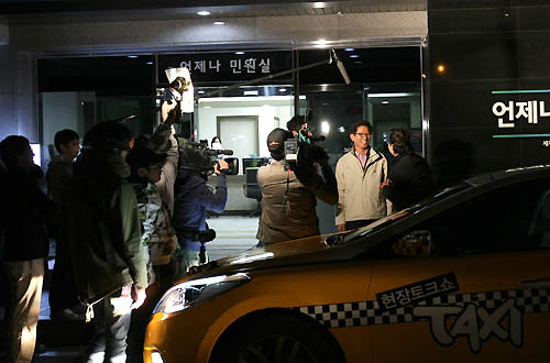 ▲ 김문수 지사가 지난달 27일 이영자, 공형진이 진행하는 ‘tvN 현장토크쇼 택시’에 출연했다. 김 지사가 경기도청 앞에서 제작진과 미팅하는 모습. ⓒ 경기도