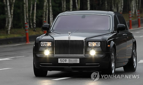 ▲ (용인=연합뉴스) 18일 오전 경기도 용인 호암미술관 인근 선영에서 열린 호암 이병철 삼성그룹 창업주의 24주기 추모식에 참석하기 위해 이건희 회장이 탑승한 것으로 알려진 롤스로이스 차량이 식장으로 향하고 있다.ⓒ