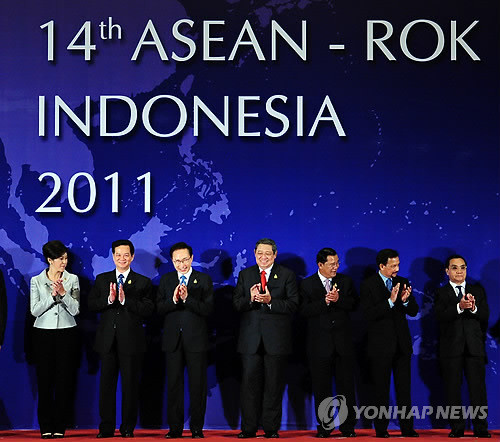 ▲ 이명박 대통령이 18일 인도네시아 발리 누사두아 컨벤션센터에서 열린 제 14회 한-아세안 정상회의에서 각국 정상들과 기념촬영하고 있다. 왼쪽부터 잉락 친나왓 태국 총리, 응웬떤중 베트남 총리, 이 대통령, 수실로 밤방 유도요노 인도네시아 대통령, 훈센 캄보디아 총리, 하사날 볼키아 브루나이 국왕, 통심 탐마봉 라오스 총리. ⓒ연합뉴스