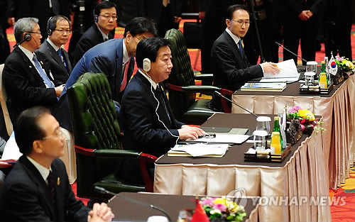 ▲ 이명박 대통령(오른쪽)이 18일 오후 발리 누사두아 컨벤션센터에서 열린 아세안+3 정상회의에서 원자바오(溫家寶) 중국 총리(왼쪽), 노다 요시히코(野田佳彦) 일본 총리와 나란히 앉아 있다.ⓒ연합뉴스