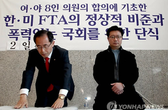 ▲ 민주당 김성곤 의원이 14일 국회 의원회관 로비에서 한미FTA 정상적 비준과 폭력 없는 국회를 촉구하며 단식 중인 한나라당 정태근 의원 농성장을 방문 108배를 하고 있다. ⓒ 연합뉴스