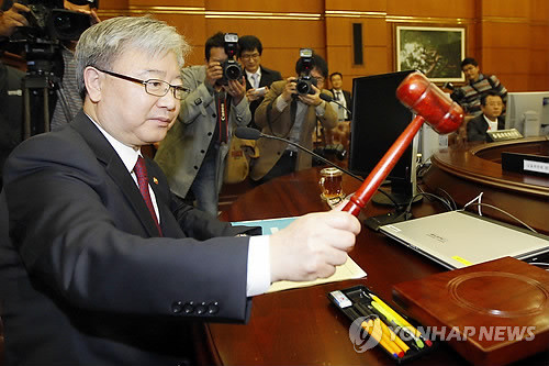 ▲ 금융위원회 김석동 위원장이 18일 오후 여의도 금융위원회에서 론스타펀드(LSF-KEB홀딩스)에 대해 외환은행 초과지분 매각을 명령할 임시회의를 주재하고 있다. ⓒ연합뉴스