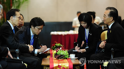 ▲ 이명박 대통령이 18일 오후 발리 누사두아 컨벤션센터에서 아세안+3 정상회의를 마친 후 원자바오 중국 총리와 따로 단독회담을 열고 있다.ⓒ연합뉴스