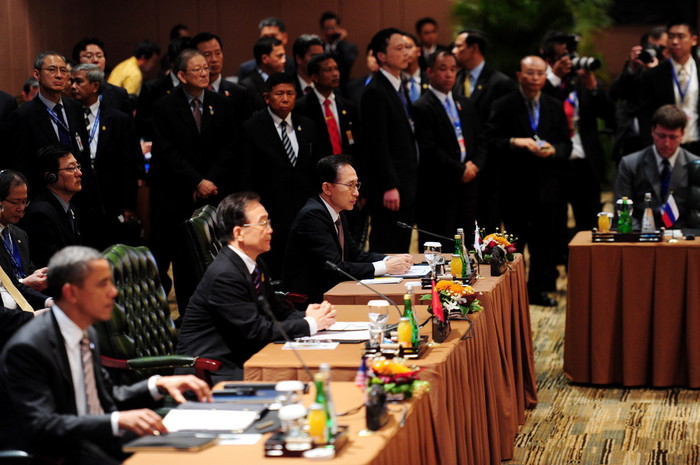 ▲ 이명박 대통령이 19일 발리에서 열린 동아시아정상회의(EAS)에 참석, 동아시아 지역 협력방안 등 현안을 논의하고 있다.ⓒ청와대