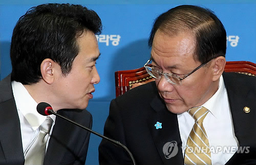 ▲ 당내 협상파로 분류되는 한나라당 황우여(오른쪽) 원내대표와 남경필 최고위원이 지난 7일 국회에서 열린 최고위원회의에서 대화를 나누고 있다. ⓒ 연합뉴스