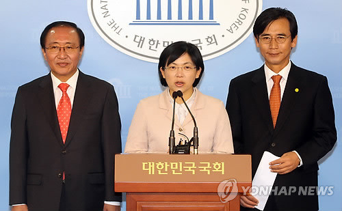 ▲ 새진보통합연대 노회찬 상임대표와 국민참여당 유시민 대표, 민주노동당 이정희 대표가 20일 통합진보정당 건설 기자회견을 하고 있다. 이들은 이날 기자회견에서 