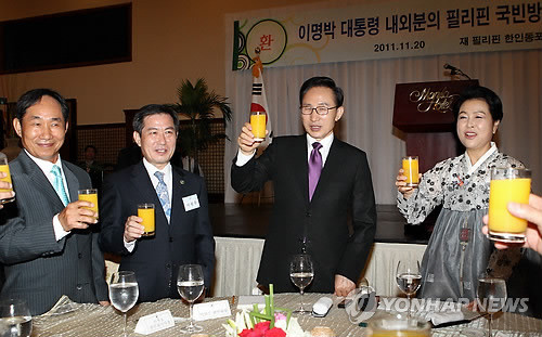 ▲ 필리핀을 국빈방문한 이명박 대통령이 20일 마닐라호텔에서 열린 동포간담회에서 건배하고 있다.ⓒ연합뉴스