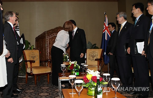 ▲ 아세안 정상회의 참석차 인도네시아를 방문한 이명박 대통령이 19일 줄리아 길라드 호주총리와 양국 정상회담에서 볼인사를 나누는 동안 양국 수행자들이 웃고 있다.ⓒ연합뉴스