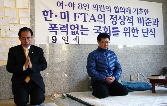 ▲ 21일 한미FTA 비폭력 비준을 요구하는 민주당 김성곤 의원이 108배를 시작하고 있다. 같은 취지로 9일째 단식 농성을 벌이고 있는 한나라당 정태근 의원도 자세를 바로 잡고 명상에 잠겨 있다. ⓒ 뉴데일리