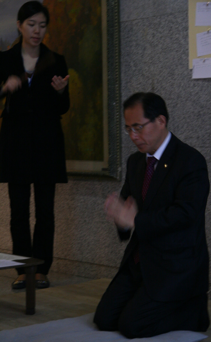 ▲ 김 의원의 108배 모습. 의원실 여직원이 죽비를 치며 108배를 세고 있다. ⓒ 뉴데일리