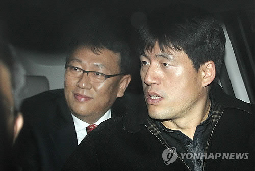 ▲ 뇌물 공여 및 특정경제범죄가중처벌법상 횡령,배임 혐의로 구속된 이국철 SLS그룹 회장(좌)이 지난 17일 새벽 서울중앙지검을 나서고 있다. ⓒ연합뉴스