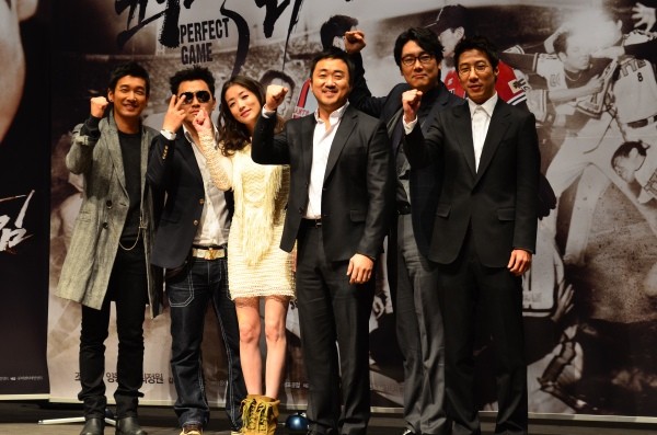 ▲ 영화 ‘퍼펙트 게임’의 제작 보고회에서 배우 조승우가 포토타임을 갖고 있다. ⓒ 진보라기자