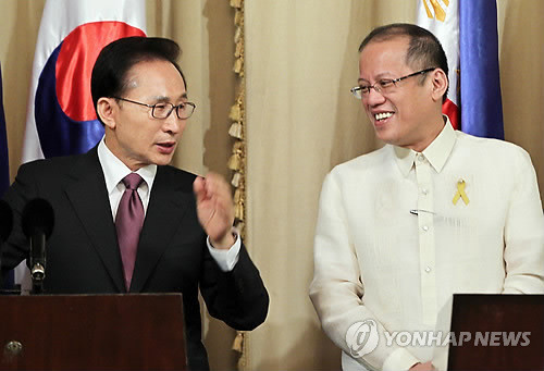 ▲ 필리핀을 국빈 방문한 이명박 대통령과 베니그노 아키노 필리핀 대통령이 21일 마닐라 말라카냥궁에서 열린 공동기자회견에서 담소를 나누고 있다. ⓒ연합뉴스