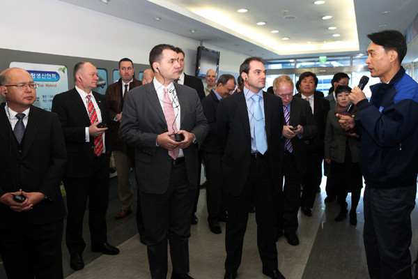 ▲ 주한외국상공회의소연합 관계자들이 21일 인천 부평 한국GM 본사에서 GM관계자로부터 회사실적 등에 대해 설명을 듣고 있다.