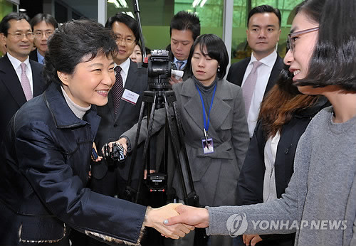 ▲ 한나라당 박근혜 전 대표가 21일 서울 월계동 인덕대학 내 창업인큐베이터 동아리를 방문해 학생들과 악수하고 있다.ⓒ 연합뉴스