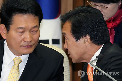 ▲ 민주당 손학규 대표가 21일 오전 국회에서 열린 최고위원-광역단체장 연석회의에서 송영길 인천광역시장, 박선숙 의원과 이야기하고 있다. ⓒ 연합뉴스