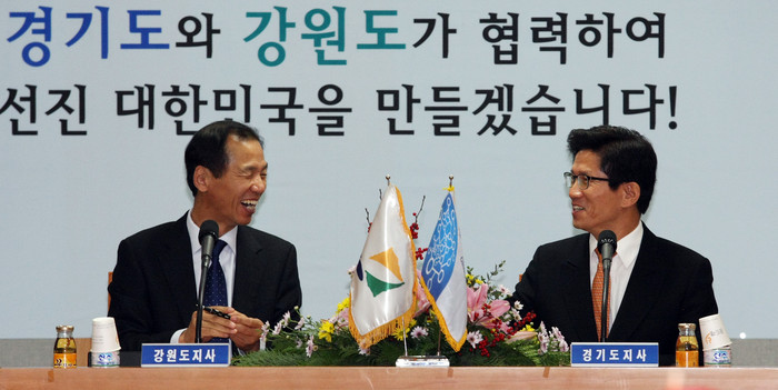 ▲ 21일 오전 경기도청 신관1층 회의실에서 김문수 경기도지사와 최문순 강원도지사가 ‘경기도-강원도 광역행정협력 MOU’ 체결에 앞서 담소를 나누며 서로 웃고 있다. ⓒ 뉴데일리