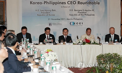 ▲ 필리핀을 국빈 방문중인 이명박 대통령과 베니그노 아키노 필리핀 대통령이 21일 마닐라호텔에서 열린 한-필리핀 CEO라운드 및 비즈니스 포럼에서 양국 경제협력방안을 논의하고 있다. 왼쪽부터 이윤우 삼성전자 부회장, 프란시스 추아 필리핀 상의회장, 이 대통령, 아키노 대통령, 손경식 대한상의회장.ⓒ연합뉴스