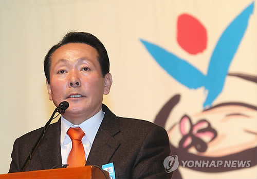 ▲ 21일 오후 국회 의원회관에서 열린 한나라당 전국위원회에서 새 의장에 선출된 김학송 의원이 인사말을 하고 있다. ⓒ연합뉴스