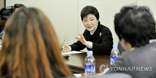 ▲ 한나라당 박근혜 전 대표가 21일 서울 월계동 인덕대학을 방문해 창업 준비중인 학생들과 이야기를 나누고 있다. ⓒ 연합뉴스