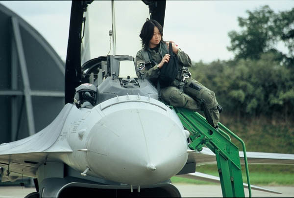 ▲ 싱가포르 공군은 한국공군에는 없는 공중급유기까지 보유하고 있다. 싱가포르가 보유한 F-15SG는 동남아에서 가장 강력한 기체이다. 사진은 훈련을 마친 싱가포르 공군 F-16 전투기 조종사(여성)의 모습이다.ⓒ