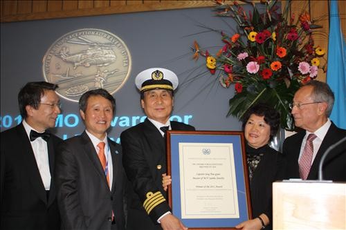 ▲ (런던=연합뉴스) 21일(현지시간) 런던에 있는국제해사기구(IMO) 총회장에서 `세계 최고 용감한 선원상(Exceptional Bravery Award at Sea)' 을 수상한 `아덴만의 영웅' 석해균 선장. 왼쪽부터 추규호 주영한국대사, 권도엽 국토해양부 장관, 석 선장, 부인 최진희씨,IMO 에프티미오스 미트로폴로스 사무총장.ⓒ