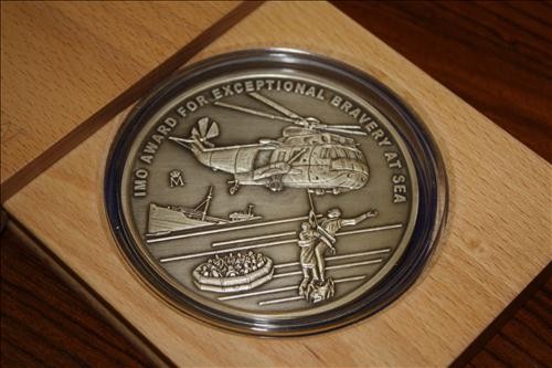 ▲ (런던=연합뉴스)아덴만의 영웅 석해균 선장이 21일(현지시간) 런던 국제해사기구(IMO) 총회장에서 수상한 메달.  해상에게 인명구조활동을 벌이는 모습이 새겨져 있다.ⓒ