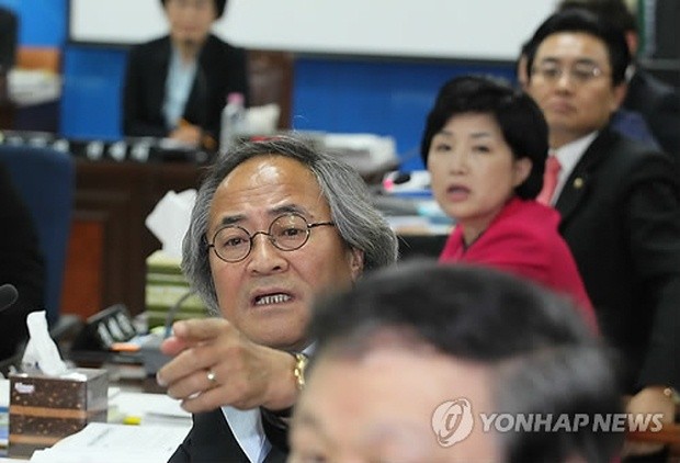 ▲ 지난 9월 국회 문화체육관광방송통신위원회 국정감사장에서 최종원 민주당 의원이 손가락질을 하며 언성을 높이고 있다. ⓒ 연합뉴스