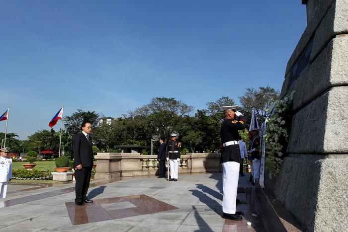 ▲ 필리핀을 국빈 방문한 이명박 대통령이 21일 마닐라 리잘기념비에 헌화하고 있다. 리잘은 필리핀의 대표적인 독립영웅이다.ⓒ청와대