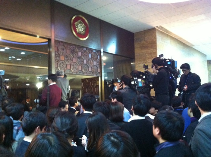 ▲ 22일 오후 한나라당 의원들이 한-미 FTA 비준안 표결처리를 위해 국회 본회의장을 점거하고 있는 가운데 취재진이 본회의장 입구에서 진을 치고 있다. ⓒ뉴데일리