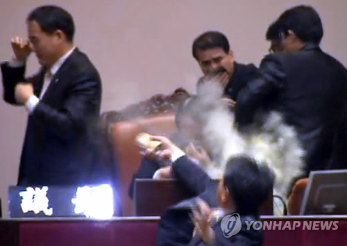 ▲ 민주노동당 김선동 의원이 22일 오후 국회 본회의장에서 최루탄을 터뜨린 뒤 정의화 부의장을 향해 최루 가루를 던지고 있다. ⓒ연합뉴스