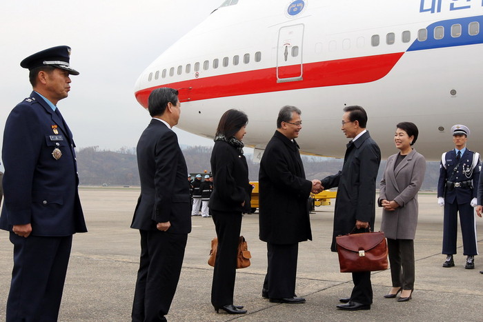 ▲ 이명박 대통령이 22일 오후 아세안 관련회의와 필리핀 국빈방문을 마치고 서울공항에 도착, 영접을 받고 있다.ⓒ청와대