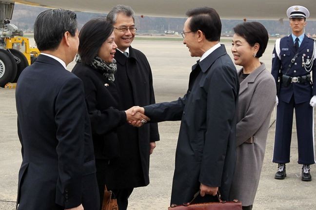 ▲ 이명박 대통령이 22일 아세안 관련 정상회의와 필리핀 국빈방문을 마친뒤 서울공항에 도착, 영접을 받고 있다.ⓒ청와대