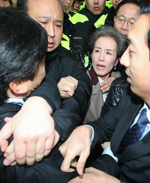 ▲ 22일 오후 한-미 FTA 국회 경호권이 발동된 상황에서 본회의장에 진입하려는 자유선진당 박선영 의원과 보좌진이 반(反)FTA 야당 보좌진과 몸싸움을 벌이고 있다. ⓒ연합뉴스