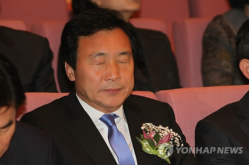 ▲ 22일 오후 국회 의원회관 대회의실에서 열린 민주당 김성곤 의원 출판기념회에서 민주당 손학규 대표가 눈을 감고 생각에 잠겨 있다. ⓒ 연합뉴스