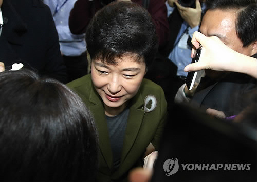 ▲ 한나라당 박근혜 전 대표가 22일 오후 한미FTA(자유무역협정) 비준안이 강행 처리된 뒤 국회 본회의장을 나서고 있다. ⓒ 연합뉴스