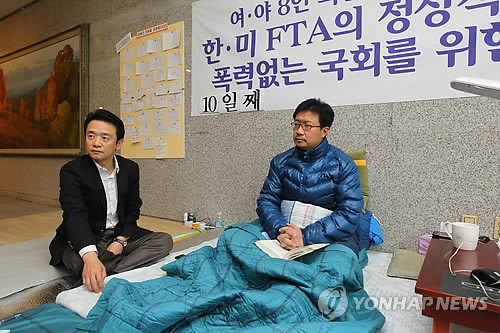 ▲ 한미 자유무역협정(FTA) 국회 비준동의안 합의 처리를 촉구하며 열흘째 단식을 하고 있는 한나라당 정태근(오른쪽) 의원이 22일 오전 국회 의원회관에서 남경필 국회 외교통상통일위원장과 대화하고 있다. ⓒ 연합뉴스
