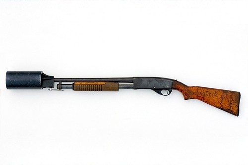 ▲ SY-44 최루탄을 발사하기 위해 산탄총에 장착한 모습. 80년대 시위현장에서 자주 보던 모습이다.