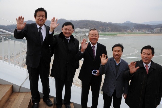 ▲ 이포보를 떠나기 전 이포보 카페 전망대에서 왼쪽부터 심명필 4대강살리기 사업추진본부장, 탁신 전 태국총리, 이석구 동아일렉트로닉스 회장, 이충재 국토해양부  서울국토관리청장과, 김철문 4대강살리기 사업지원국장이 함께 기념촬영을 하고 있다.   ⓒ 이오봉 기자