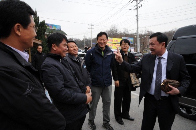 ▲ 탁신 전 총리는 이포보 건설 관계자들에게 ‘기적을 만든 사나이들’이라고 치하를 하면서 1년 후 태국에서 만나자는 말과 손짓 인사를 남기면서 현장을 떠나고 있다.   ⓒ 이오봉 기자
