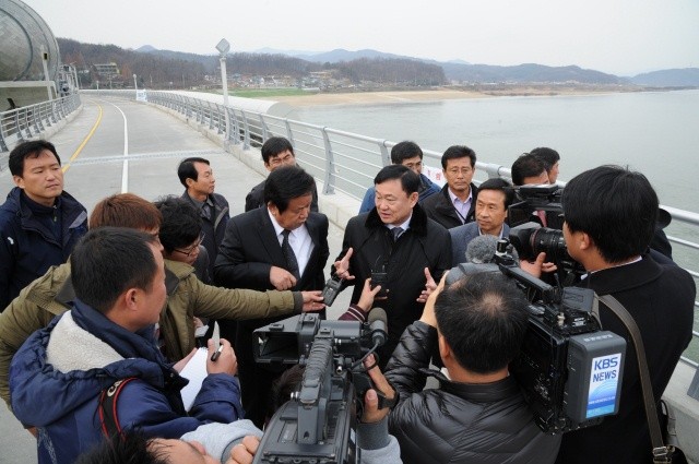 ▲ 이포보 공도교 위에서 방송사들과 인터뷰를 하는 탁신 전 태국총리. 개인적 방문이기는 하지만  4대강살리기사업에 관심을 보인 그는 한국 언론의 집중적인 관심을 끌고 있다.   ⓒ 이오봉 기자
