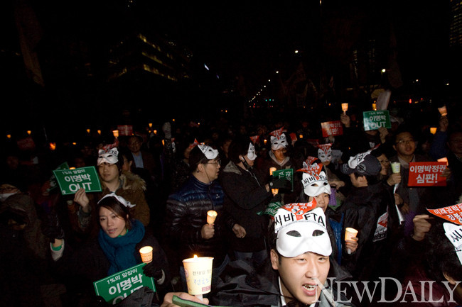 ▲ 22일 오후 7시 서울 여의도 산업은행 본점 앞에 모인 '한미FTA 비준무효' 시위대. 하지만 추운 날씨 탓인지 1,000여 명도 채 모으지 못했다.